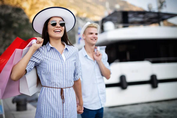 Hermosa Pareja Joven Llevando Bolsas Compras Disfrutando Juntos — Foto de Stock