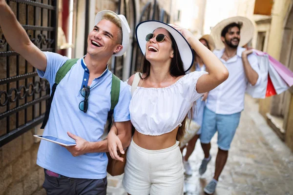 Glückliche Gruppe Von Freunden Genießen Reisen Und Urlaub Sommer — Stockfoto