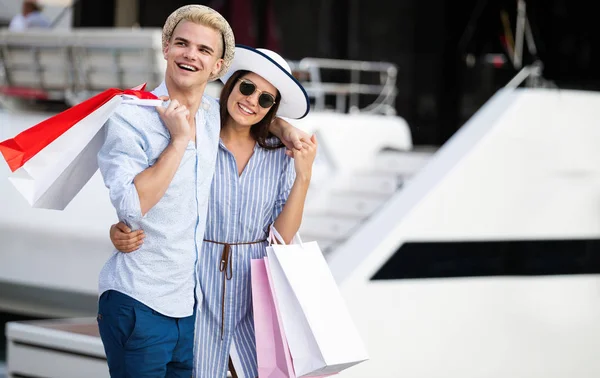 Porträt Eines Paares Mit Einkaufstüten Der Stadt Menschen Verkauf Liebe — Stockfoto