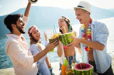 Yaz partisi. Bir grup arkadaş sahilde içiyor ve eğleniyorlar.