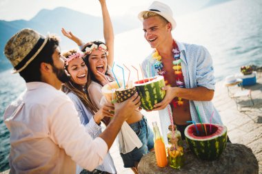 Tasasız genç arkadaşlar birlikte yaz tatilinin tadını çıkarıyorlar.