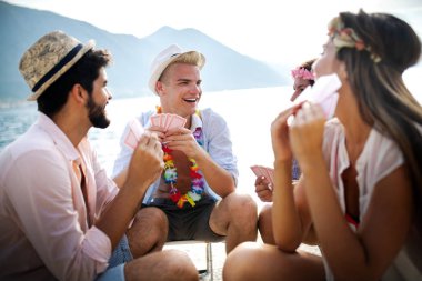 Bir grup arkadaş kumsalda harika vakit geçiriyorlar..