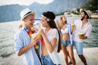 Bir grup arkadaş yaz tatilinde sahilde eğleniyor.