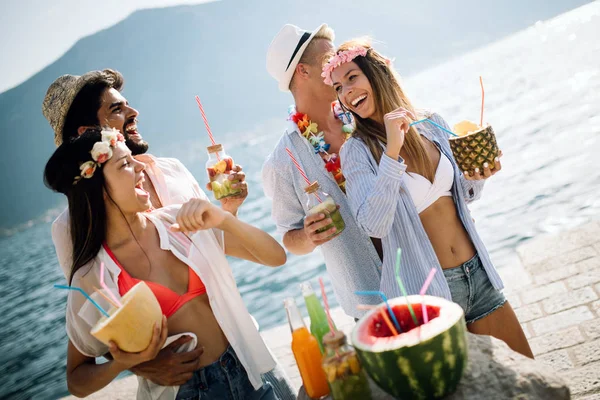 Vänner Som Har Kul Och Festar Stranden Sommar Semester Musik — Stockfoto