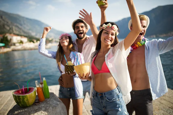 Glada Vänner Grupp Som Har Kul Stranden Fest Dricka Cocktail — Stockfoto