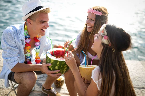 Sommar glädje och vänskaps koncept med unga människor på semester — Stockfoto