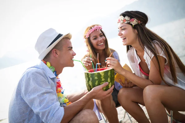 Verano, vacaciones, fiesta, concepto de gente. Grupo de amigos divirtiéndose y fiesta en la playa . — Foto de Stock