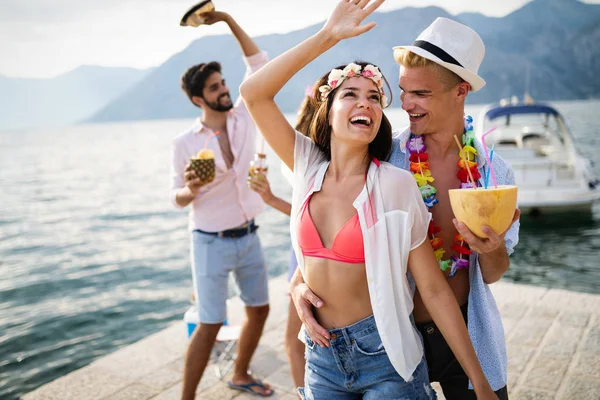 Молодые Веселые Люди Наслаждаются Летом Пляже — стоковое фото