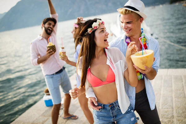 Grupa Szczęśliwych Przyjaciół Imprezuje Bawi Się Plaży — Zdjęcie stockowe
