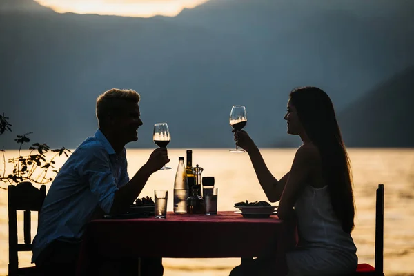 People Celebration Vacation Honeymoon Romance Concept Young Couple Enjoying Romantic — Stock Photo, Image