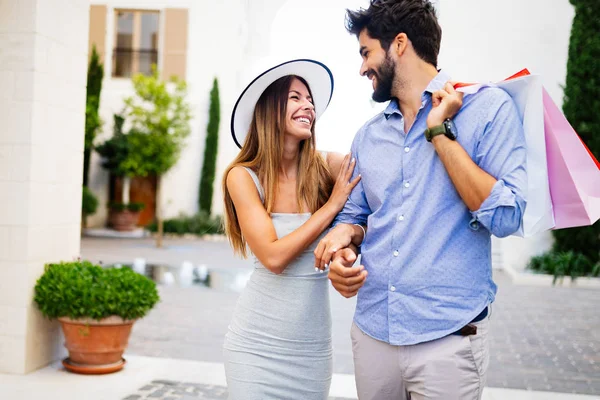 Glückliches Paar Sommerurlaub Das Reisen Und Einkaufen Genießt — Stockfoto