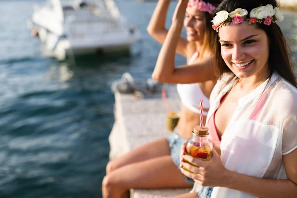 Vriendengroep Genieten Het Strand Tijdens Zomervakantie — Stockfoto