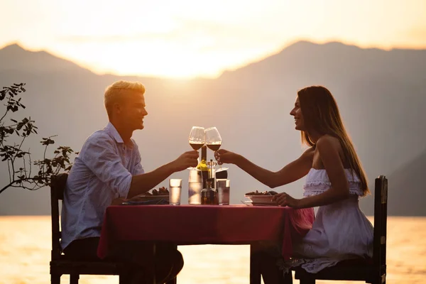 Giovane Coppia Che Condivide Romantica Cena Tramonto Sulla Spiaggia — Foto Stock