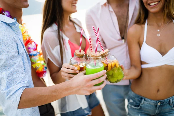 Amigos Jóvenes Despreocupados Disfrutando Vacaciones Verano Juntos — Foto de Stock