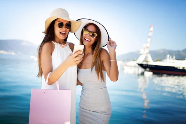 Vita Lusso Due Donne Che Camminano Fanno Shopping Durante Vacanze — Foto Stock