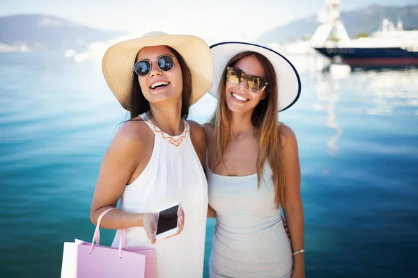 Compras Mulheres Segurando Sacos Compras Andando Divertindo Rindo Férias — Fotografia de Stock