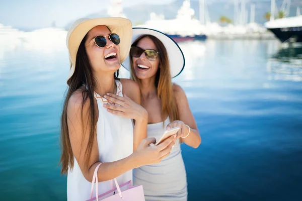 Торгові Жінки Тримають Сумки Ходять Весело Сміючись Відпустці — стокове фото
