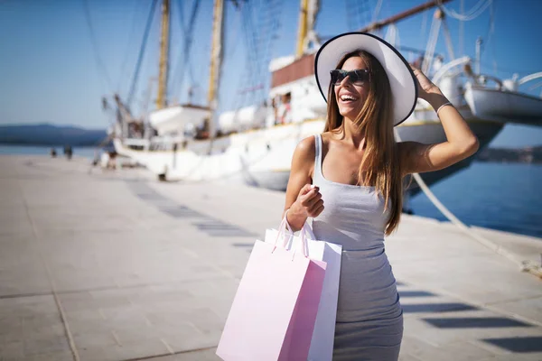 Luxusleben Für Eine Frau Die Den Sommerurlaub Einer Bucht Genießt — Stockfoto