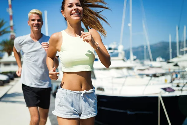 Glad Sportig Par Löpning Och Träning Stranden — Stockfoto