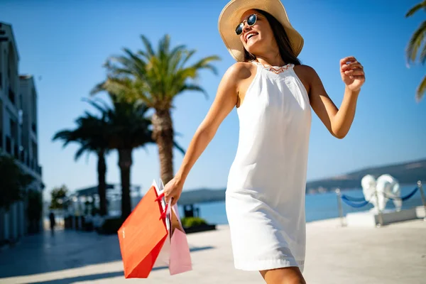 Satış Alışveriş Turizm Mutlu Insanlar Kavramı Tatilde Alışveriş Çantaları Ile — Stok fotoğraf