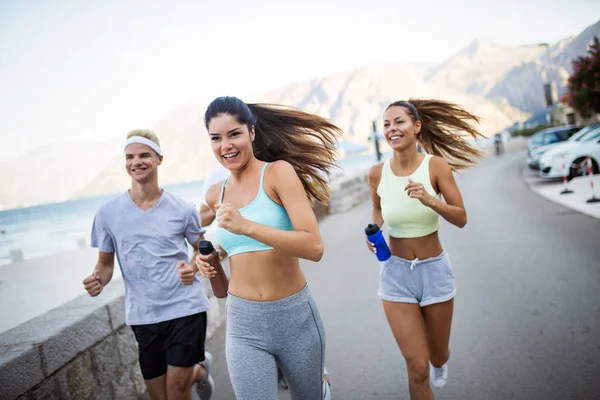 健康健康的人一起跑步和慢跑在夏季阳光明媚的自然 — 图库照片