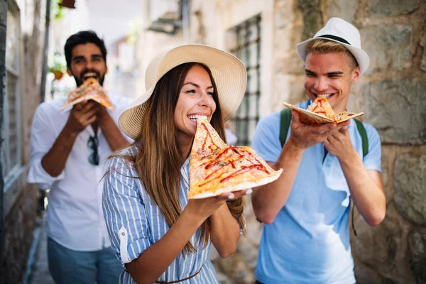 Grupo Feliz Amigos Comendo Pizza Enquanto Viajam Férias — Fotografia de Stock