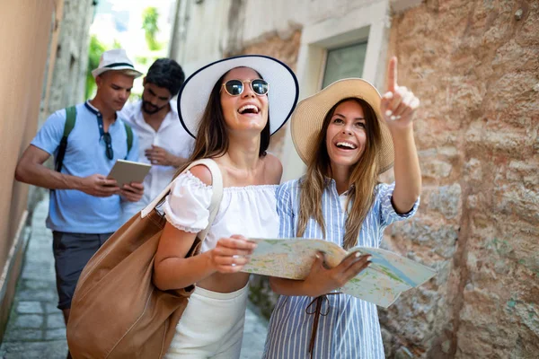 Felice Gruppo Amici Che Godono Viaggi Vacanze Estate — Foto Stock