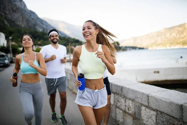 Glada Vänner Fitness Träning Tillsammans Utomhus Leva Aktivt Hälsosamt — Stockfoto