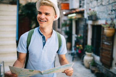Haritalı genç turist yaz tatilinde seyahat ediyor.