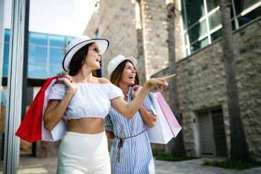 Alışveriş ve seyahat tatil mutlu kadın arkadaşlar