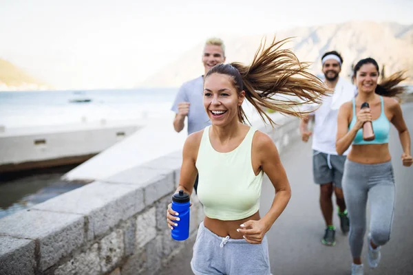 Glada Vänner Fitness Träning Tillsammans Utomhus Leva Aktivt Hälsosamt — Stockfoto