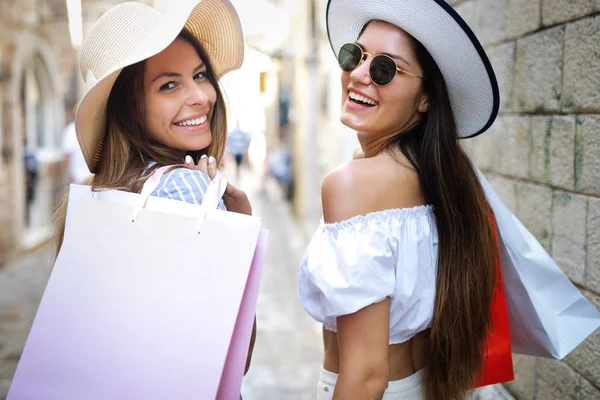 Щасливі Жінки Друзі Купують Подорожують Відпустці — стокове фото