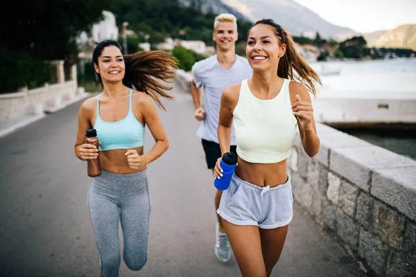 Grupo Jóvenes Sanos Forma Personas Corriendo Corriendo Aire Libre Naturaleza —  Fotos de Stock
