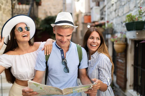 Turismo Viajes Ocio Vacaciones Concepto Amistad Gorup Sonriente Amigos Con — Foto de Stock