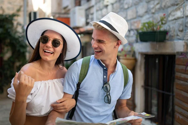 Mutlu çift tatilin ve seyahatin tadını çıkarıyor.