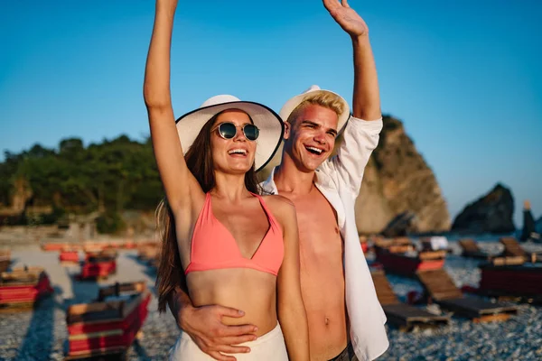 Pareja Playa Atardecer Vacaciones Verano Hermosos Jóvenes Enamorados Caminando — Foto de Stock