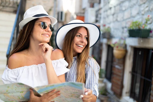 Turystyka Podróże Wypoczynek Wakacje Koncepcja Przyjaźni Uśmiechnięty Gwar Przyjaciół Mapą — Zdjęcie stockowe