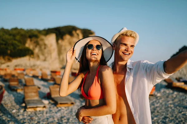 Glückliches Romantisches Verliebtes Paar Genießt Sommerurlaub Strand — Stockfoto