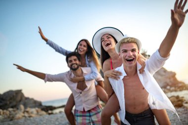 Mutlu çiftler hafta sonunun tadını çıkarıyor ve sahilde eğleniyorlar.