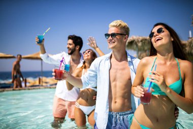 Birlikte yaz partide eğleniyor ve kokteyl içme arkadaş grubu