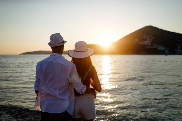 Lyckliga Romantiska Par Kärlek Njuter Semester Stranden Sommaren — Stockfoto