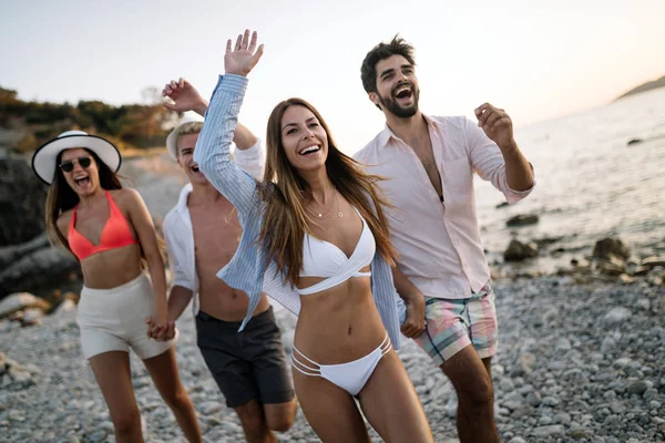 즐거운 친구들이 주말을 즐기고 해변에서 즐거운 시간을 보낸다 — 스톡 사진