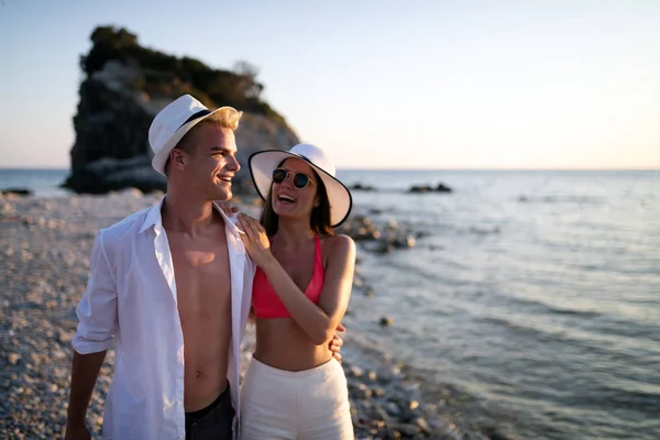 Happy Romantický Pár Lásce Těší Dovolenou Pláži Létě — Stock fotografie