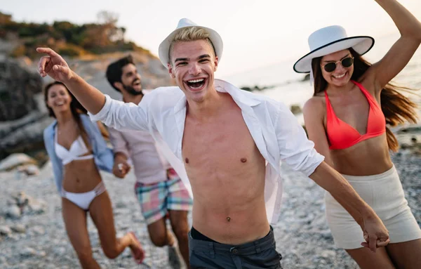 Grupp Glada Vänner Som Har Roligt Stranden Solnedgången Semester — Stockfoto