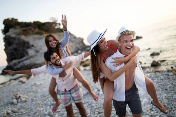 Grupo Amigos Divertindo Praia Durante Férias — Fotografia de Stock