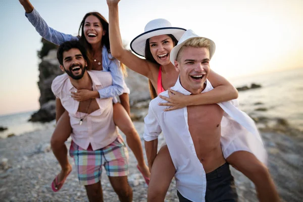 Grupo Amigos Felizes Divertindo Praia Sob Pôr Sol Férias — Fotografia de Stock