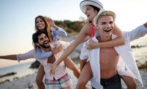 快乐的情侣朋友享受周末 在海滩上玩得开心 — 图库照片
