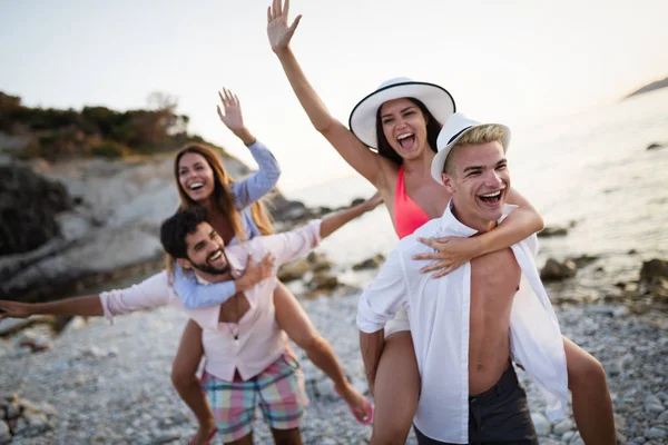 Parejas Alegres Amigos Disfrutando Fin Semana Divirtiéndose Playa — Foto de Stock