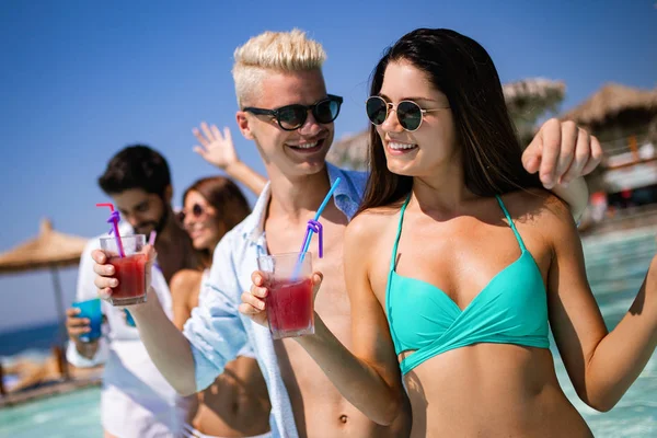 Eine Gruppe Von Freunden Vergnügt Sich Sommerurlaub Und Trinkt Coctails — Stockfoto