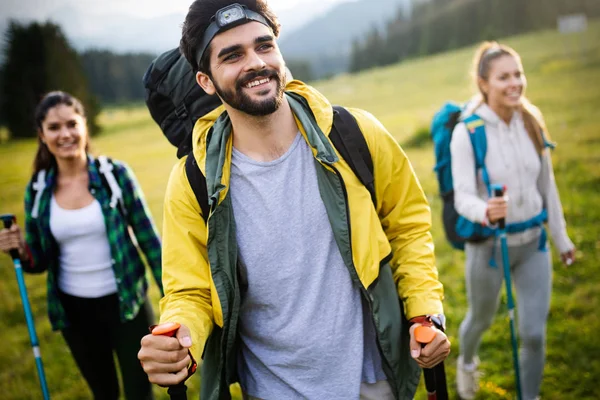 Reizen Toerisme Wandeling Gebaar Mensen Concept Groep Lachende Vrienden Met — Stockfoto